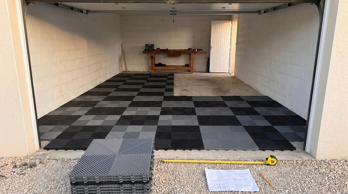 Combien de dalles pour un garage ? La formule, des exemples et un calculateur
