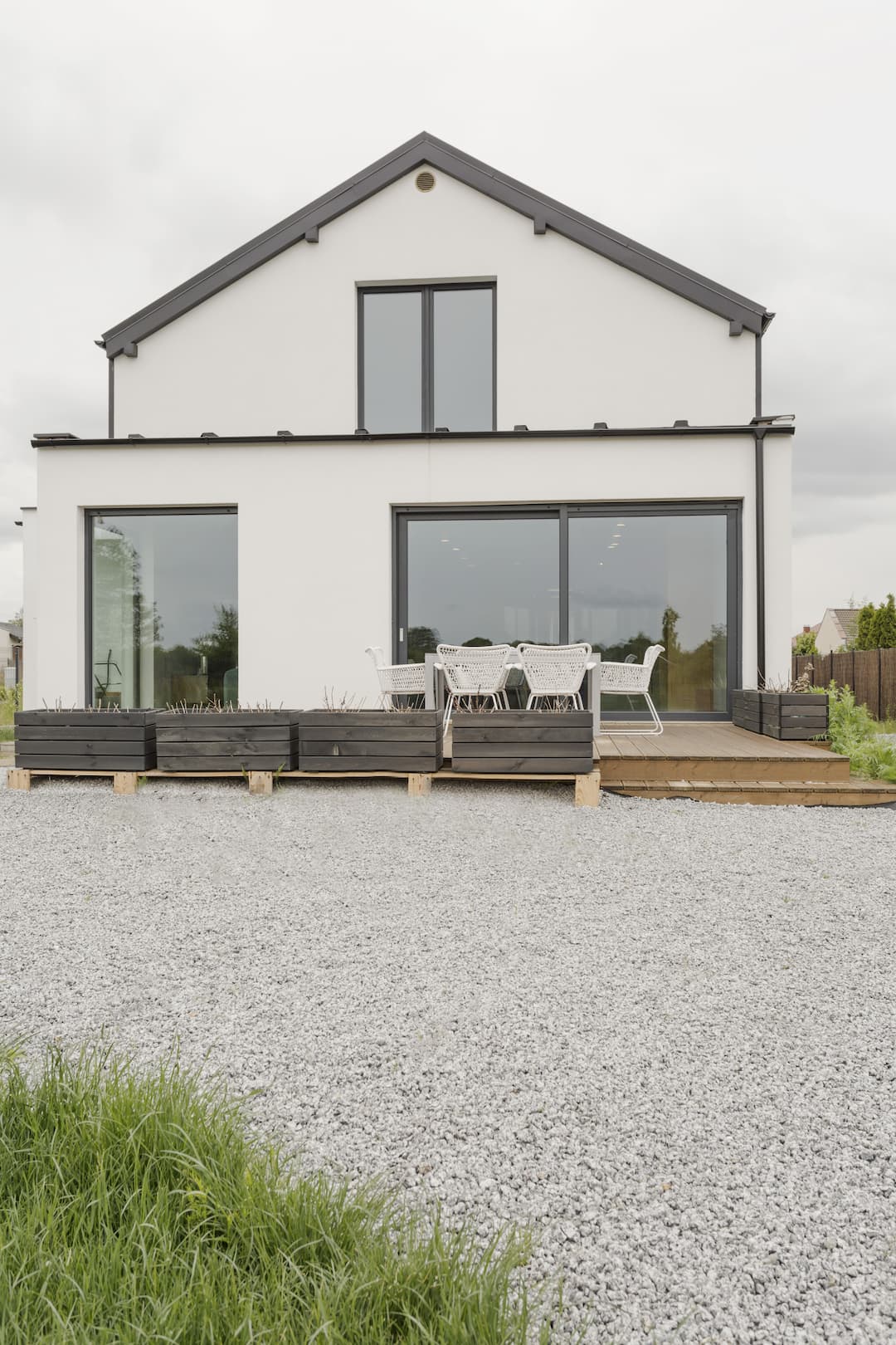 Construire une terrasse sur sable : guide expert pour une stabilité durable avec ancdalle.fr